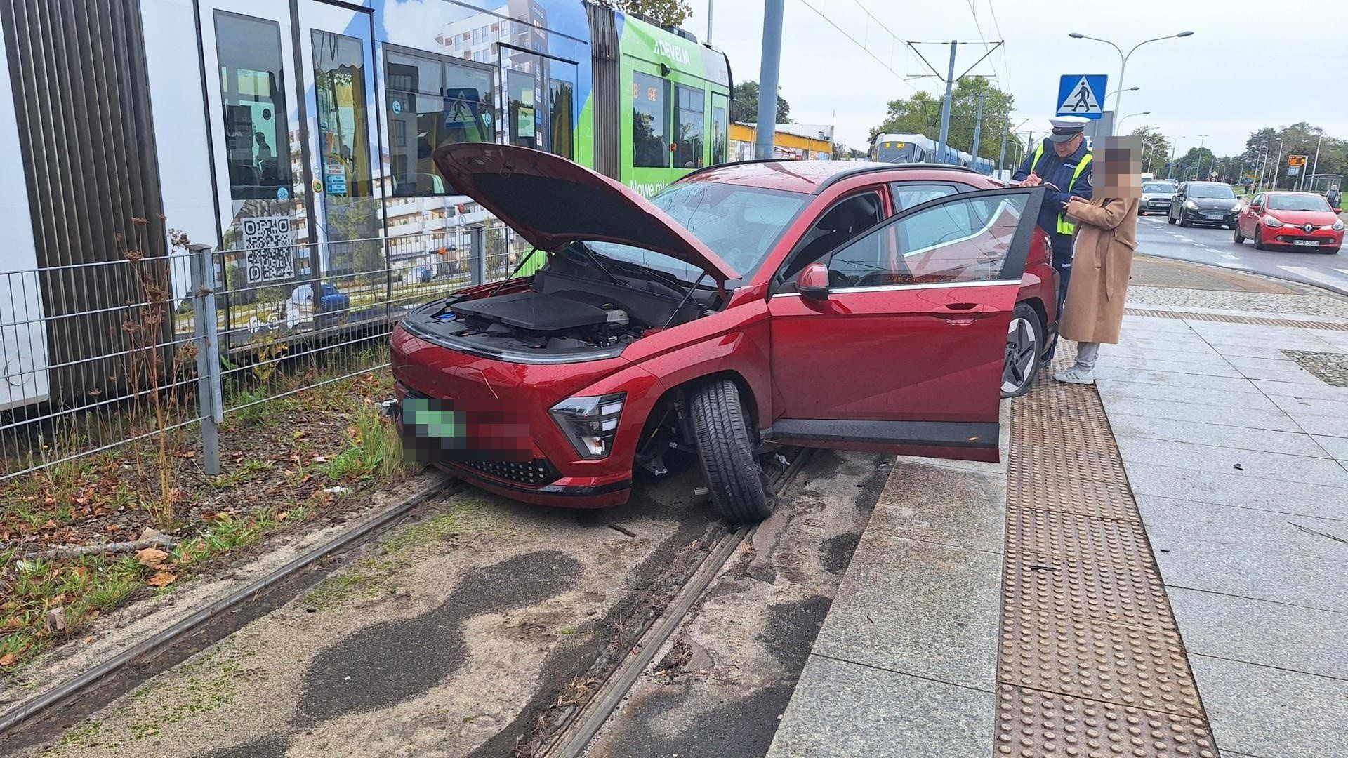 Wypadek samochodu i tramwaju we Wrocławiu