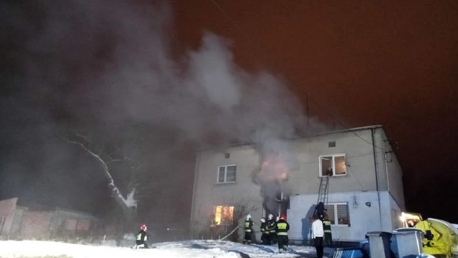 Potężny pożar w Sieradzu. Dwie osoby ranne, w tym dziecko