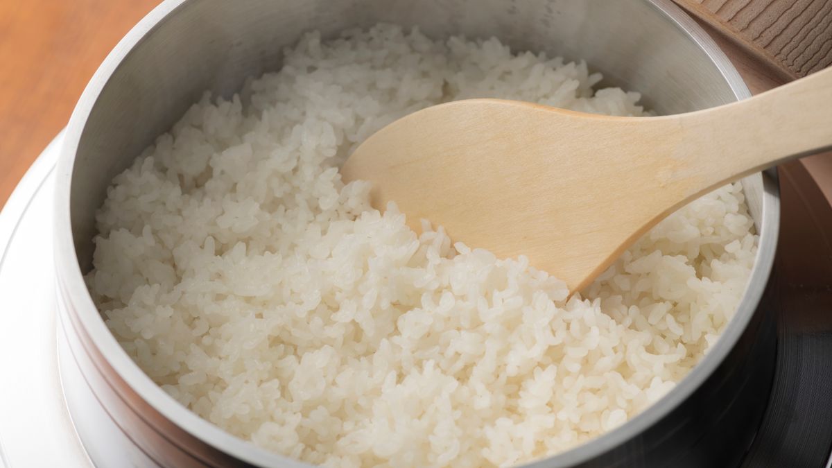 Nigdy nie zostawiaj ugotowanego ryżu w temperaturze pokojowej