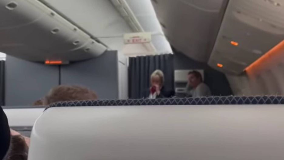 Pilot samolotu przekazuje informację o śmierci królowej Elżbiety II
