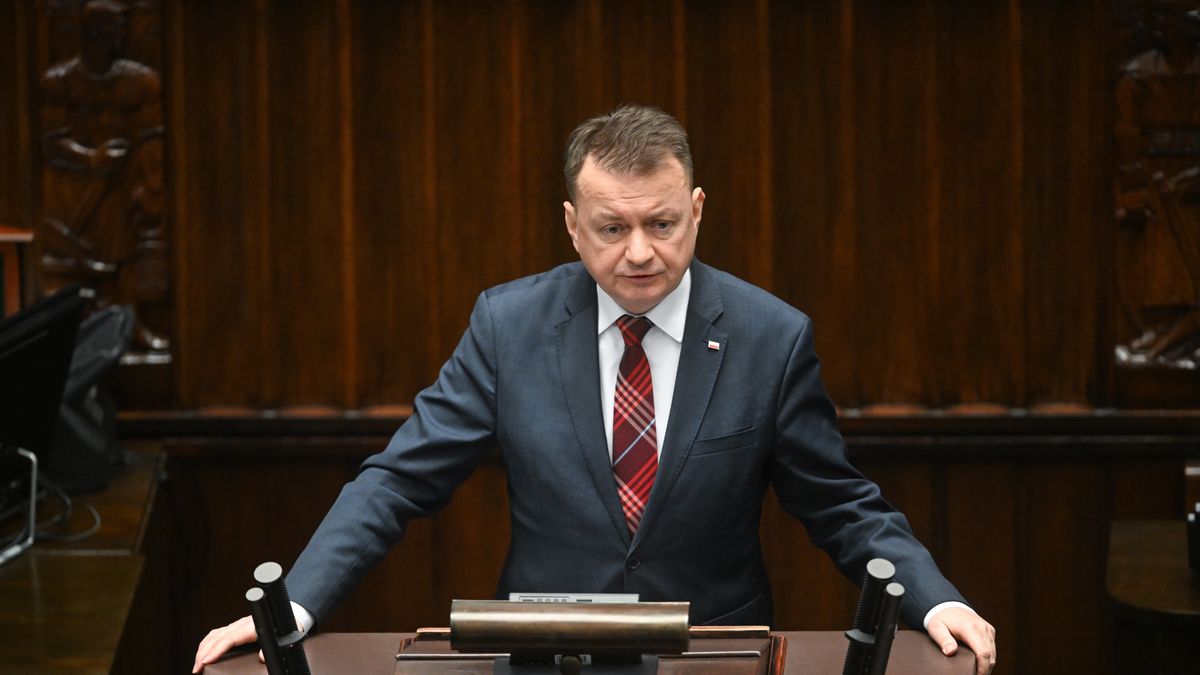 Warszawa, 20.02.2025. Poseł PiS Mariusz Błaszczak na sali plenarnej Sejmu w pierwszym dniu posiedzenia izby w Warszawie, 20 bm. Posłowie rozpatrzą m.in. projekt nowelizacji ustawy o udzielaniu cudzoziemcom ochrony na terytorium RP. (amb) PAP/Radek Pietruszka