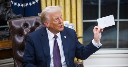 Trump znalazł kopertę w Gabinecie Owalnym