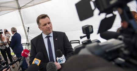"Minister Czarnek to szkodnik". Podpisują wniosek