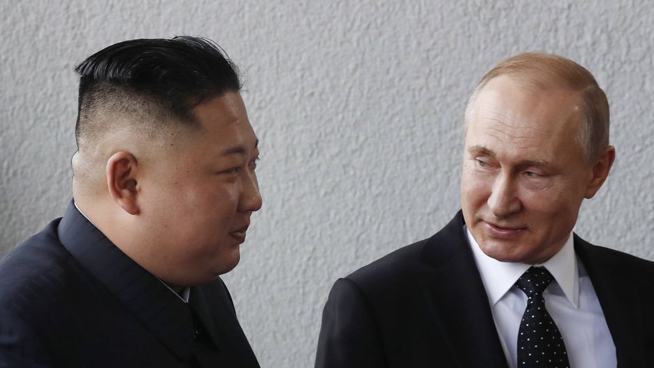 Russian President Vladimir Putin meets North Korean leader Kim Jong Un
epa07526617 Russian President Vladimir Putin (R) talks to  North Korean leader Kim Jong Un as they walk together at  Far East Federal University on Russky Island in Vladivostok , Russia, 25 April 2019.  EPA/SERGEI ILNITSKY / POOL 
Dostawca: PAP/EPA.
SERGEI ILNITSKY / POOL