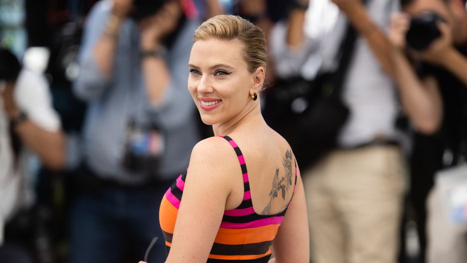  Sukienka Scarlett Johansson przyciąga uwagę