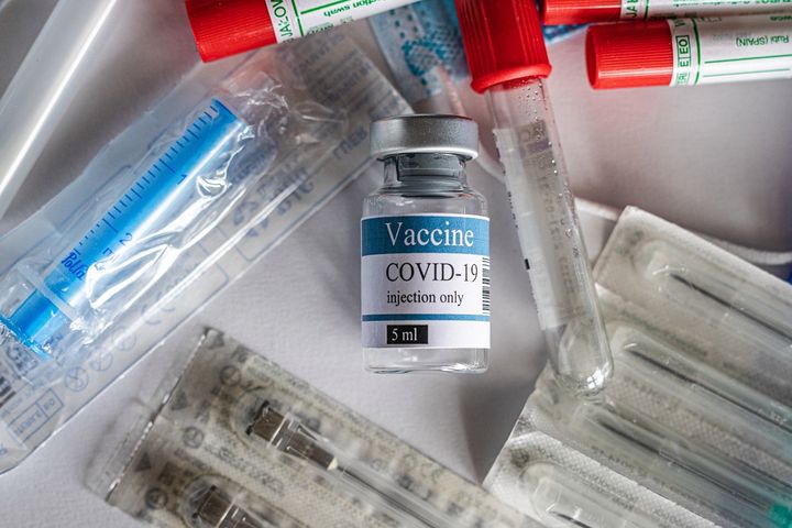 Szczepionka zapewni większą ochronę, niż przeciwciała po COVID-19?