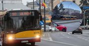 Warszawa: Kierowca miejskiego autobusu pomylił drogę. Postanowił zawrócić na chodniku. Jest nagranie