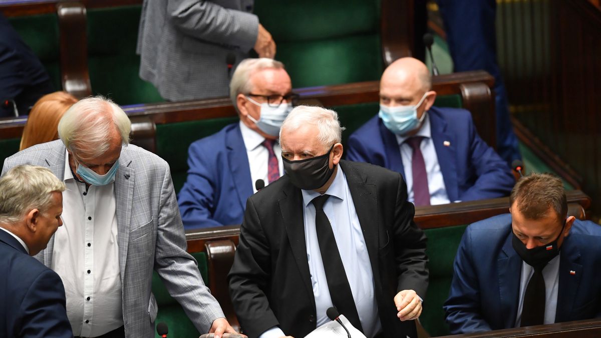 Podwyżki dla polityków oznaczają też wyższe emerytury. Na zdjęciu Jarosław Kaczyński, Ryszard Terlecki, Mariusz Błaszczak oraz Marek Suski.
