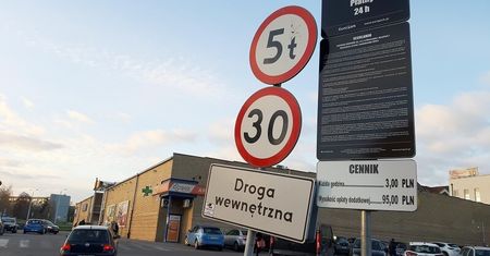 Koniec z darmowym parkowaniem pod Biedronką przy ul. Jana Pawła II