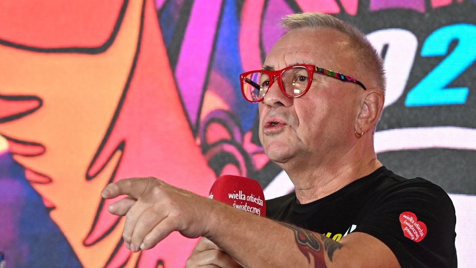 Warszawa, 27.01.2025. Prezes zarządu Fundacji Wielkiej Orkiestry Świątecznej Pomocy Jerzy Owsiak podczas konferencji prasowej w studiu telewizyjnym WOŚP na błoniach Stadionu Narodowego w Warszawie, 27 bm. Na spotkaniu podsumowano 33. Finał Wielkiej Orkiestry Świątecznej Pomocy. W tym roku zbiórka zostanie przeznaczona na potrzeby hematologii i onkologii dziecięcej. (ad) PAP/Radek Pietruszka