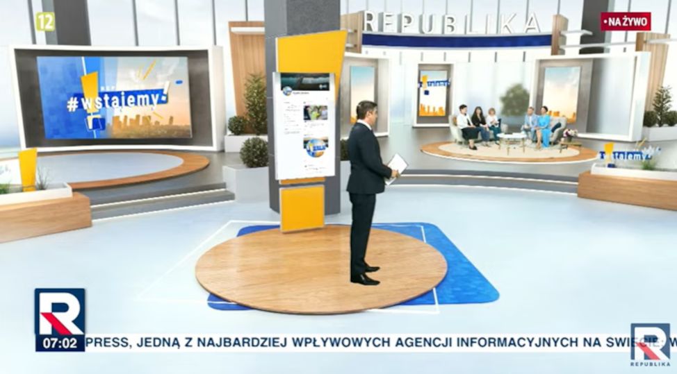 Prezenter informacji stoi bokiem do kamery. Ach, ta złośliwa technologia