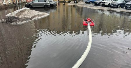 Roztopy dają się we znaki w Lublinie. Strażacy wypompowali wodę z zalanego podwórka przy Kunickiego
