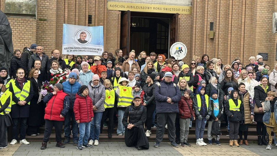 Tradycyjnie na schodach katedry radomskiej uczestnicy marszu uczestniczyli w wykonaniu pamiątkowego zdjęcia.