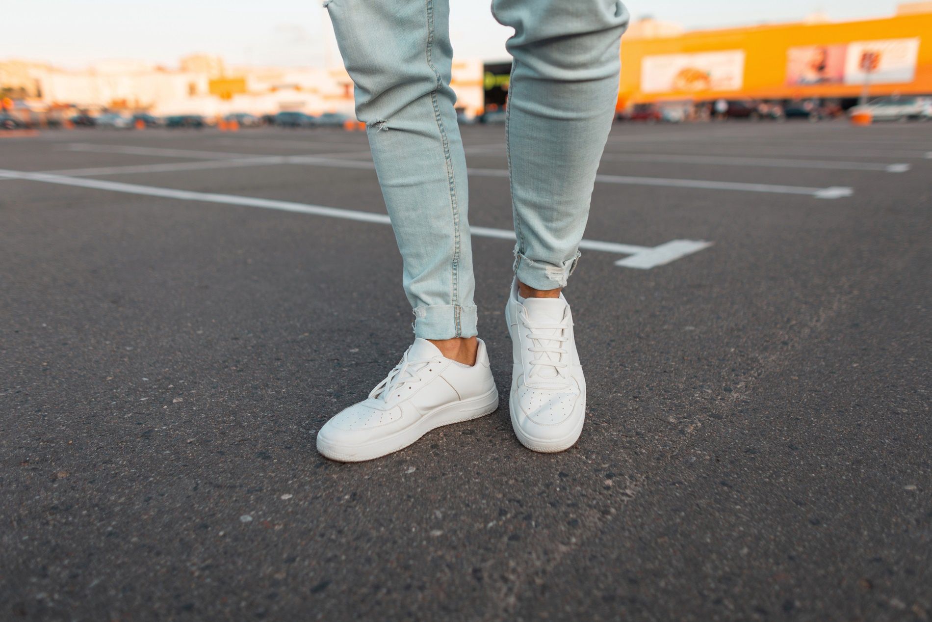 Jasne sneakersy lub letnie półbuty to najchętniej wybierane zakryte obuwie na lato