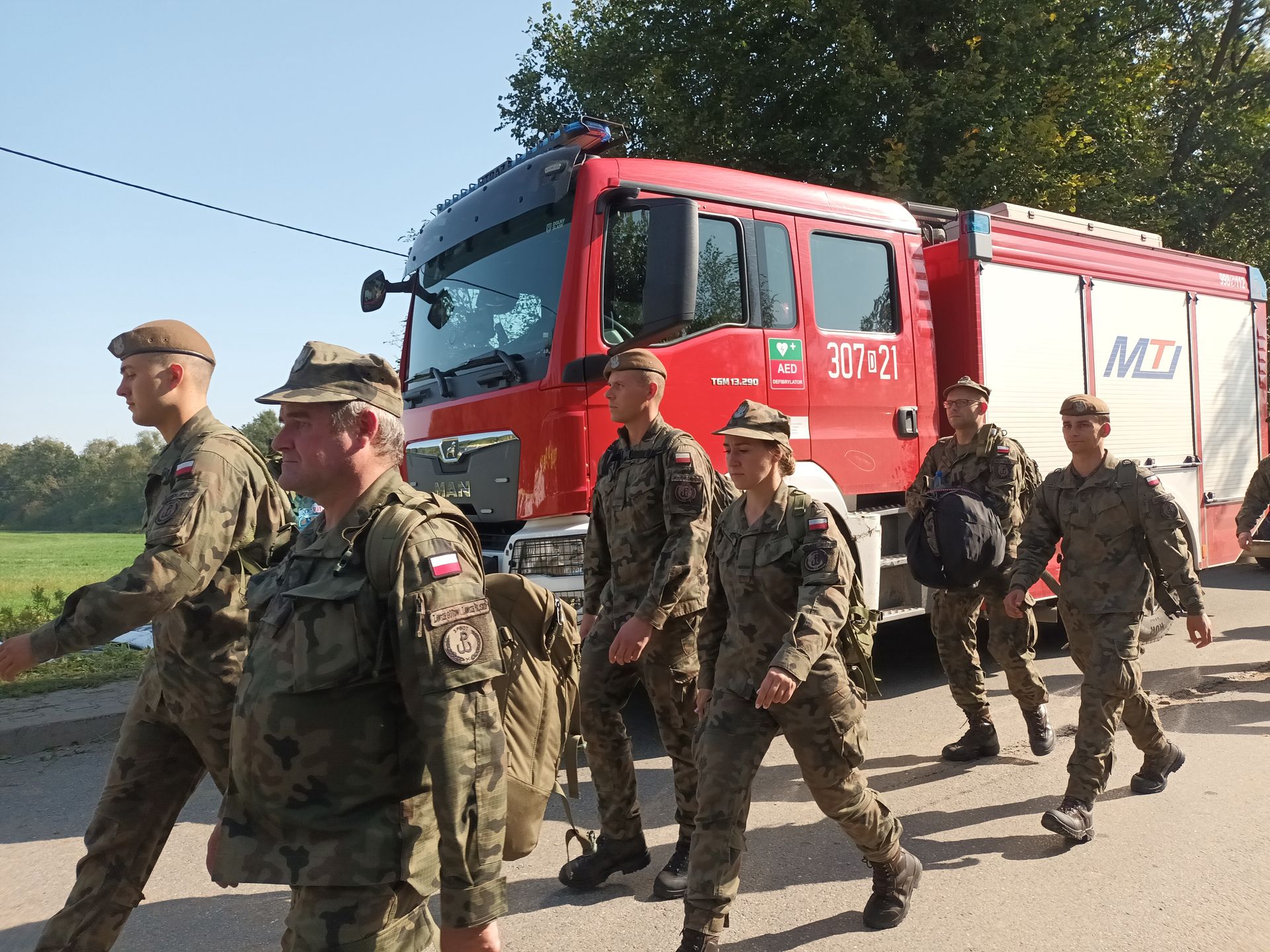 Żołnierze budowali wał na Marszowicach