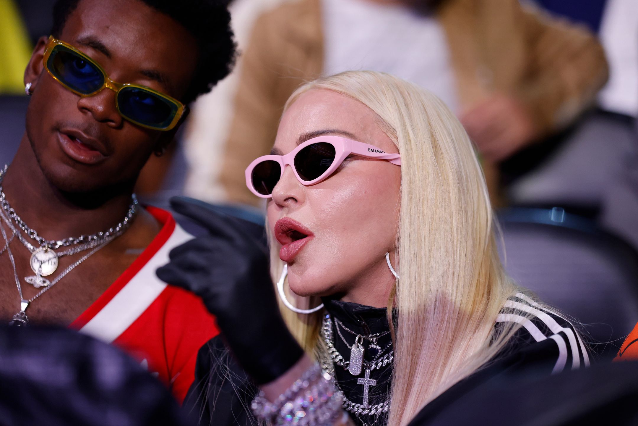 Madonna z synem na bokserskiej walce
