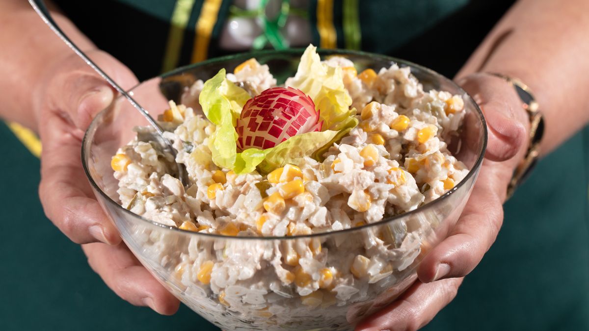 Sałatka z kurczakiem i kukurydzą w szklanej misce