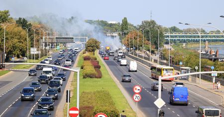Zakaz aut spalinowych od 2035 roku. Europosłowie PO domagają się zmian