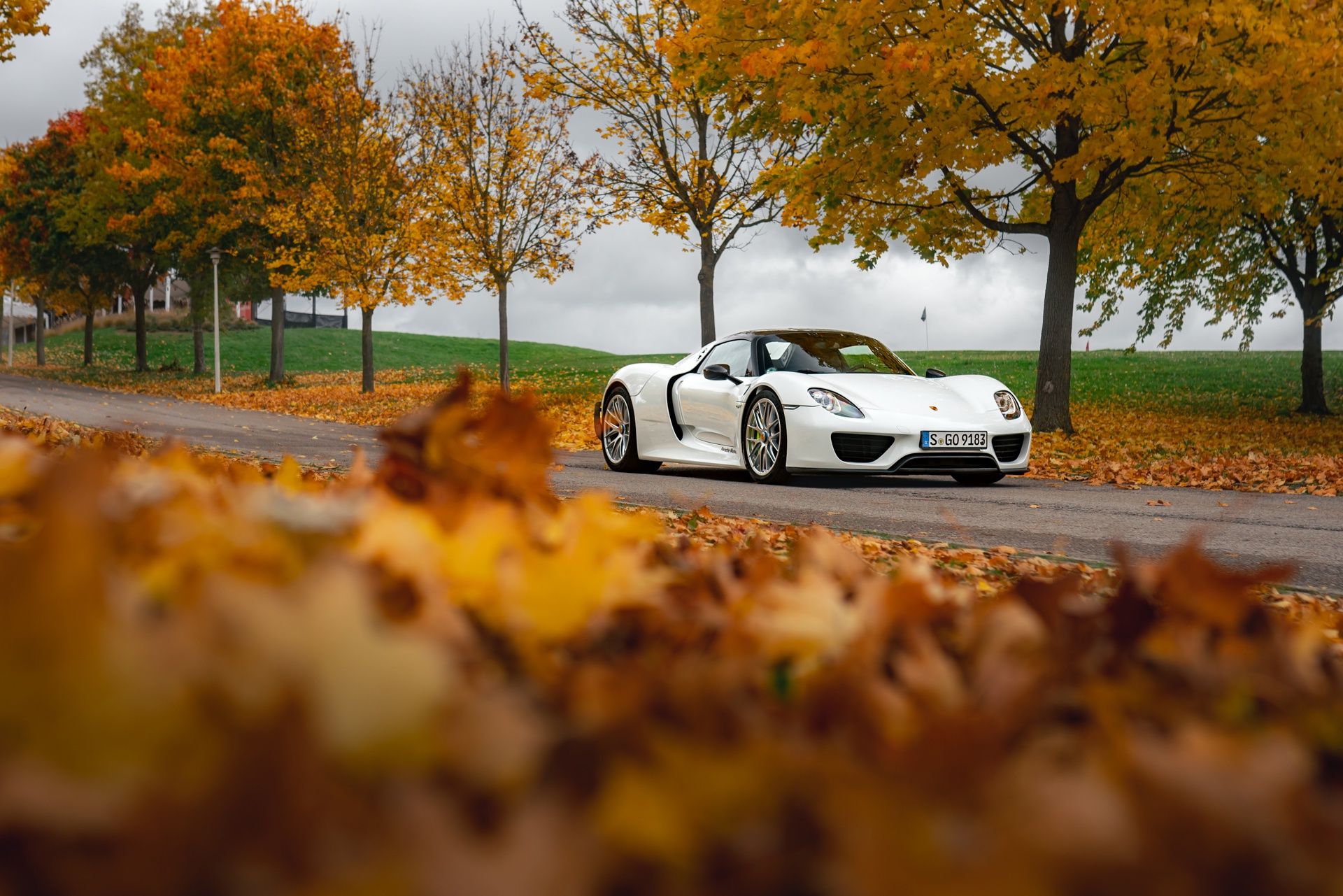 Porsche 918 Spyder vs Porsche 911 Carrera 4 GTS (2025)