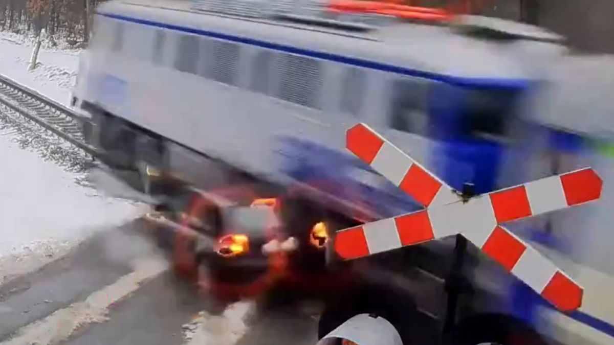  Kierowca samochodu osobowego wjechał pod pociąg.