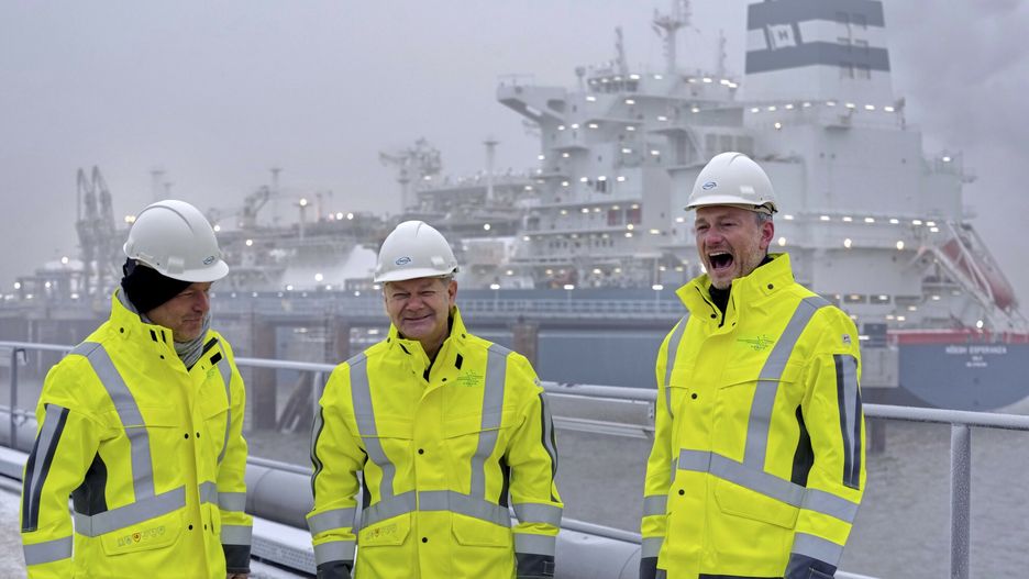 Od lewej, niemiecki minister gospodarki i klimatu Robert Habeck, kanclerz Niemiec Olaf Scholz i niemiecki minister finansów Christian Lindner podczas otwarcia terminalu LNG (Liquefied Natural Gas) w Wilhelmshaven