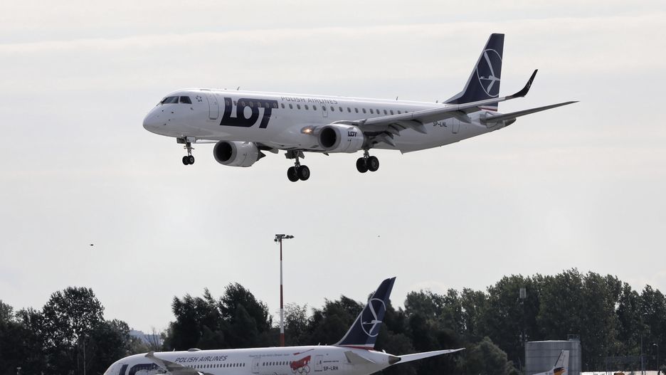 Warszawa, 19.08.2021. Samolot z pasażerami ewakuowanymi z Afganistanu na pokładzie na płycie lotniska Okęcie w Warszawie, 19 bm. Szef KPRM Michał Dworczyk poinformował o utworzeniu mostu powietrznego między Kabulem i Warszawą. Między Uzbekistanem a Kabulem latają samoloty wojskowe, natomiast z Uzbekistanu do Warszawy ewakuowanych transportują samoloty cywilne. (sko) PAP/Paweł Supernak
