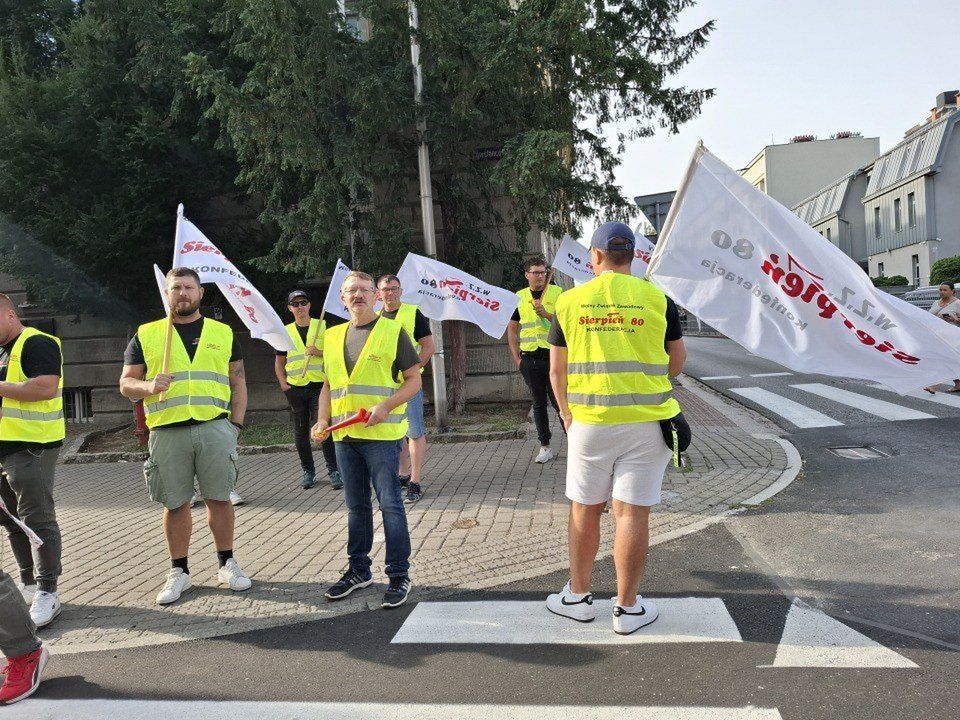 Protest górników i hutników w Katowicach. Chcą spotkania z premierem Tuskiem