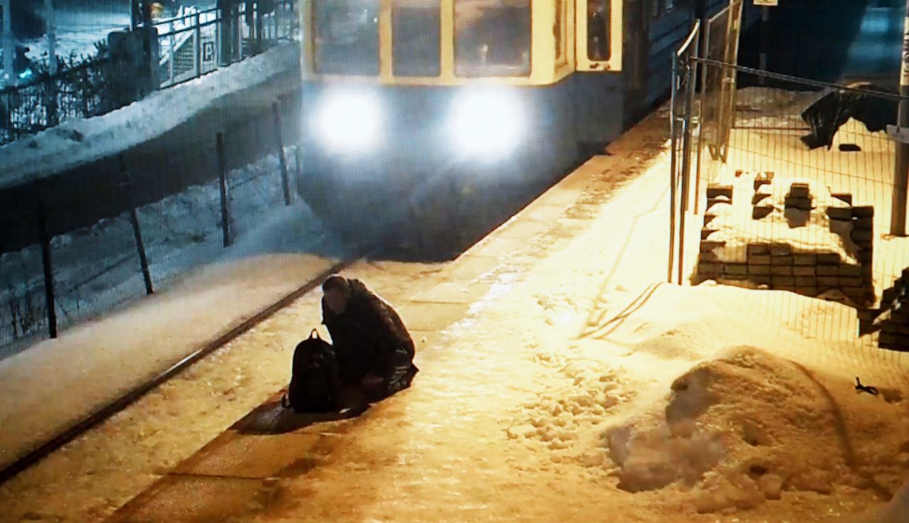 Klęczał przy torach. Natychmiast zareagowali. Oto finał