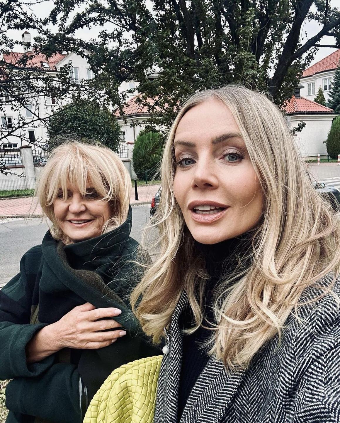 Agnieszka Woźniak-Starak głosuje z mamą i odpowiada na pytanie, skąd się wzięły jaj TAJEMNICZE piegi 