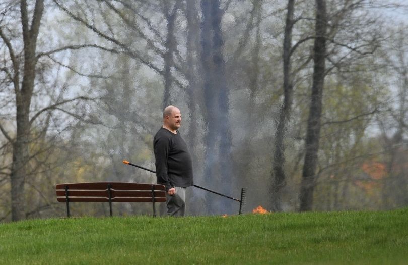 Ksiądz potępia Cezarego Żaka za palenie śmieci na działce