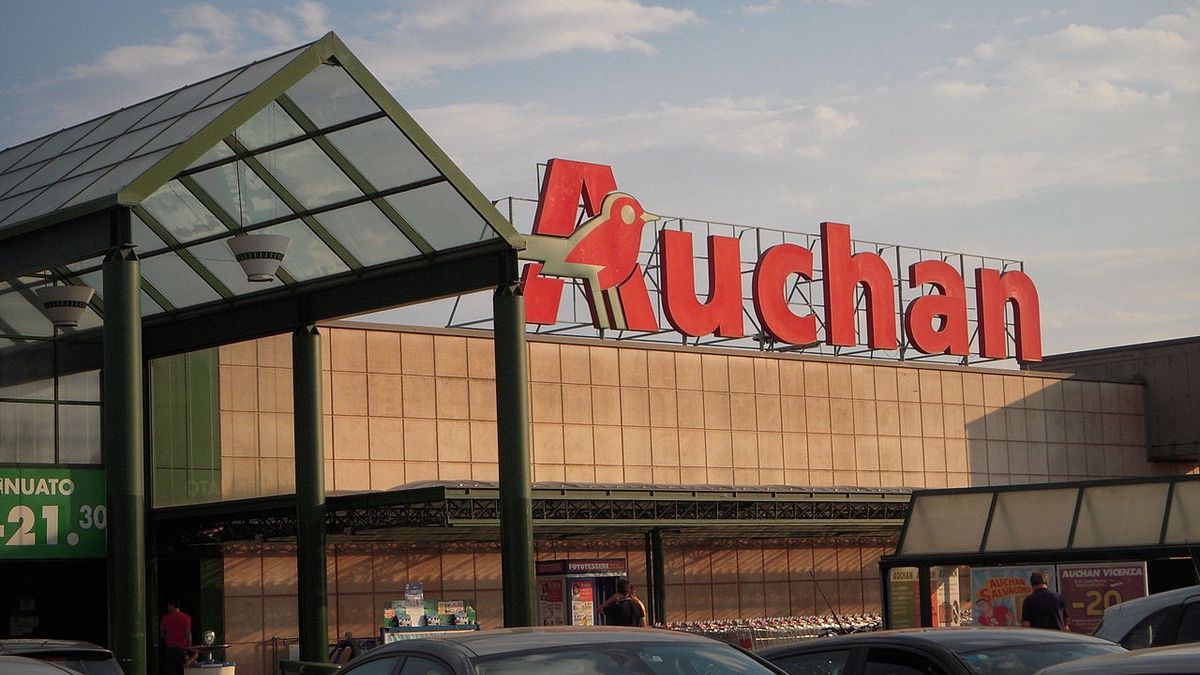 Szczepienia na COVID-19. Auchan sonduje swoich pracowników pod kątem zainteresowania.