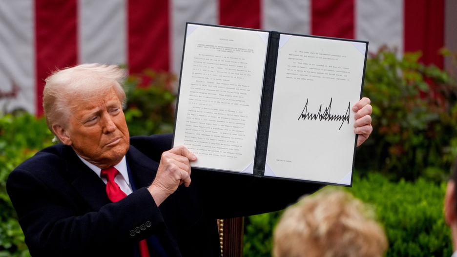 US President Donald Trump US President Donald Trump holds up a signed executive order during a tariff announcement in the Rose Garden of the White House in Washington, DC, USA, 02 April 2025. Trump plans to roll out tariffs on global trading partners, the centerpiece of his effort to bring back manufacturing to the US and reshape a world trade system he has long decried as unfair. Trump has branded the day 'Liberation Day', though most economists expect US consumers to foot the costs. EPA/KENT NISHIMURA / POOL Dostawca: PAP/EPA.
