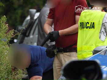 Warszawa: Akcja policji w Ursusie. Celowali atrapą broni do kierowców i załogi policji. Dwie osoby zatrzymane