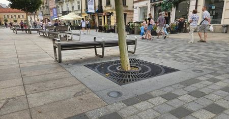 Miasto dostało pieniądze za zniszczoną przez samochód dostawczy ławkę na deptaku, ale nowej już nie kupiło