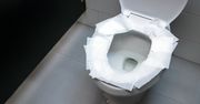 Kładziesz papier na desce sedesowej w publicznej toalecie? Popełniasz ogromny błąd