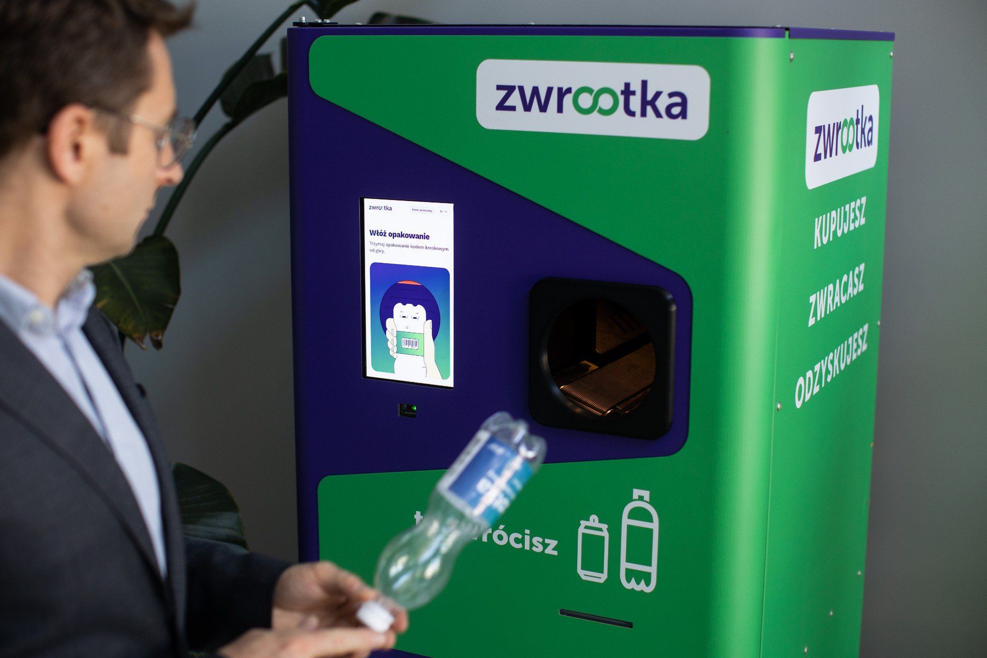 Prezes Zwrotki Aleksander Traple prezentuje, jak działa automat kaucyjny