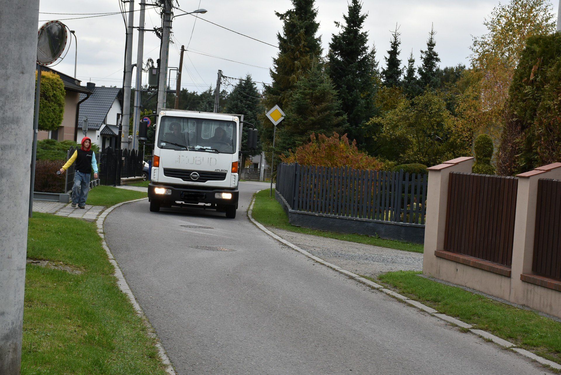 Żorski ratusz &#34;z radością&#34; poinformował, że &#34;zakończyła się budowa długo wyczekiwanej inwestycji drogowej w Rowniu