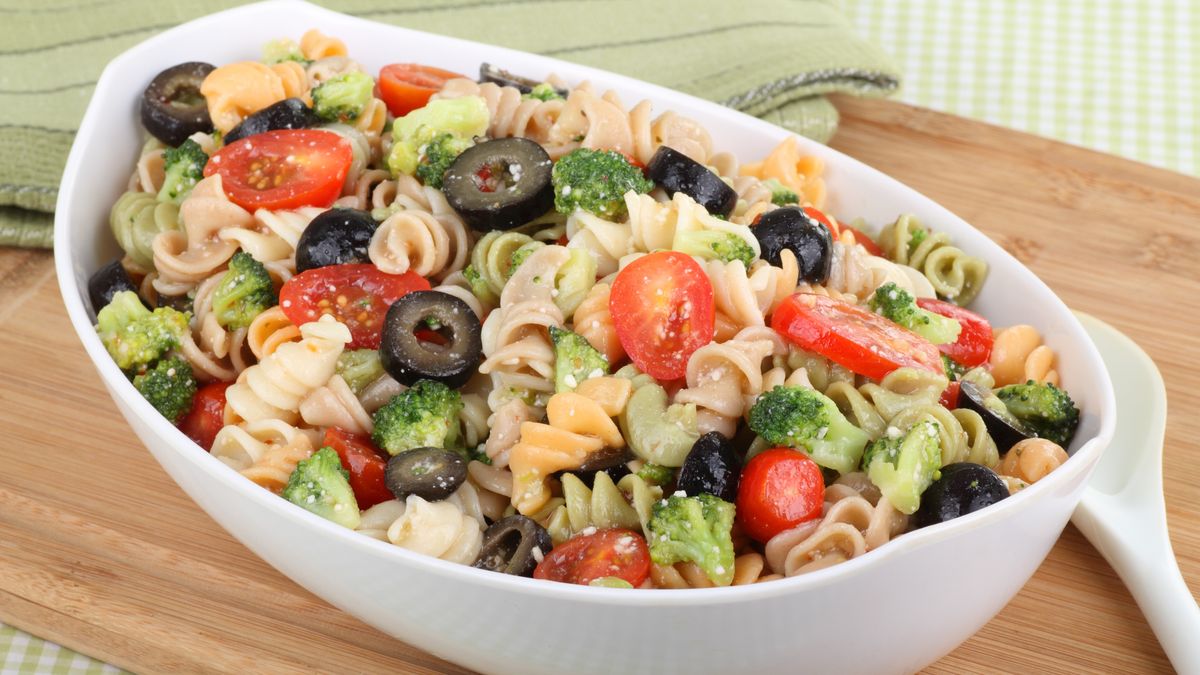 Wiosenna sałatka makaronowa znika z talerzy w mgnieniu oka