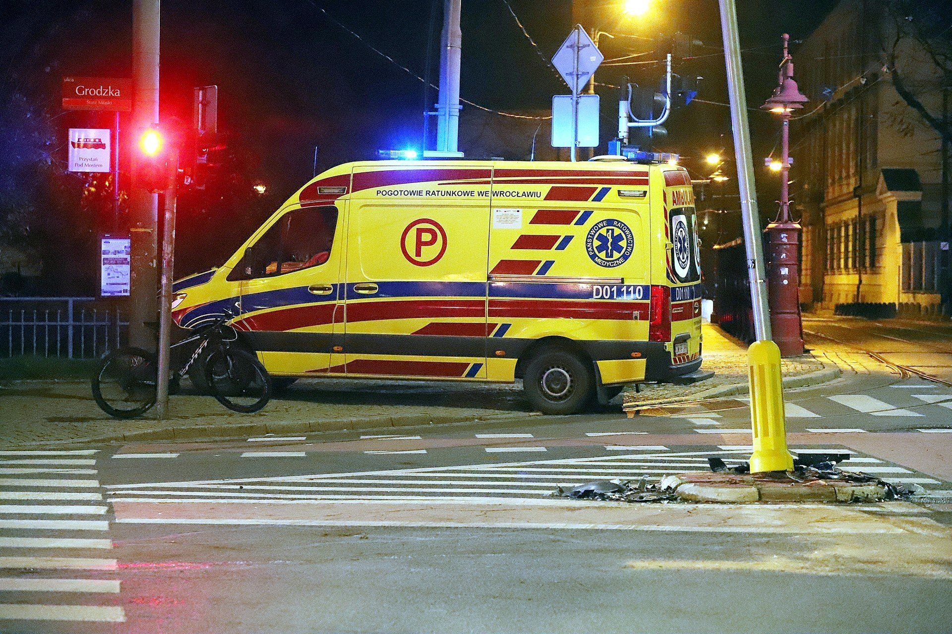 Wypadek z udziałem dwóch samochodów osobowych i rowerzysty pod Halą Targową 6.11.2025