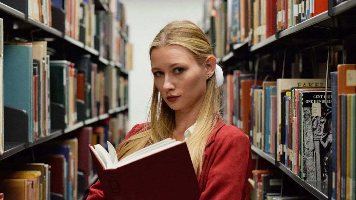 Kobiet w bibliotece.