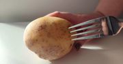 Zawsze zastanawiałam się, dlaczego bratowa dziurawi ziemniaki widelcem. Teraz wiem i robię to samo