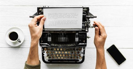 Google Docs sprawdzi gramatykę. SI tłumaczy z języka z błędami na bezbłędny
