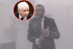 Kaczyński atakuje koalicję za wyczyn Brauna. Jest riposta