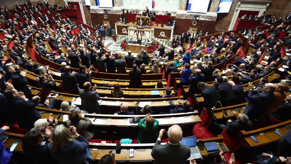 French Interior Minister Gerald Darmanin (C-rear) speaks during a debate on the new immigration bill at the National Assembly in Paris, France, 19 December 2023. A compromise on this very bill was found earlier on Tuesday in a joint commission of members of Parliament and Senators after it was rejected by Parliament last week. The far right party Rassemblement National decided to vote in favor of the text that hardens France's immigration policy. EPA/Mohammed Badra Dostawca: PAP/EPA.