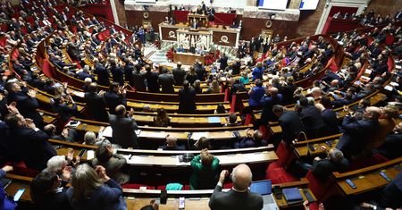 We Francji przyjęto sporną ustawę. Minister podał się do dymisji