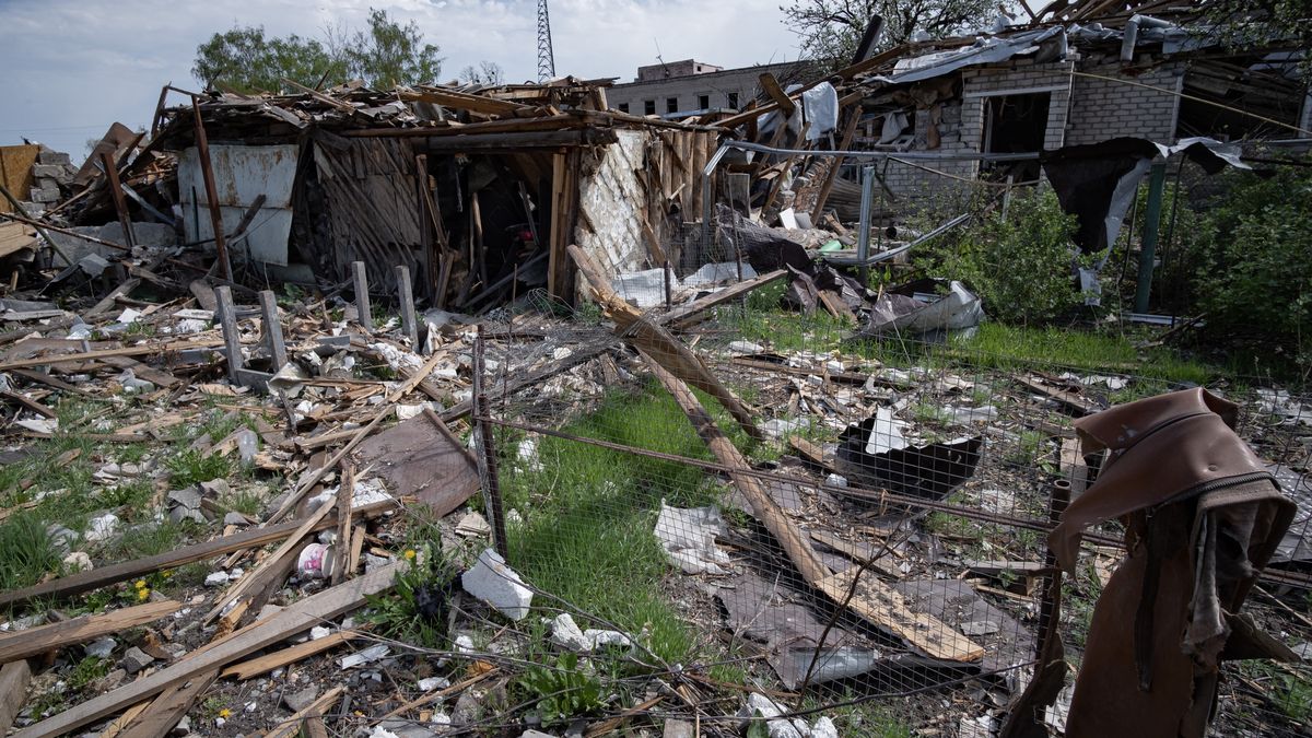 Kharkiv settlement near the frontline endures daily Russian attacks
epa12052582 Damaged buildings in Borova, a rural settlement in the Izium district, Kharkiv region, northeastern Ukraine, 24 April 2025, amid the Russian invasion. Situated about 10km from the frontline, Borova faces constant daily Russian shelling, which has repeatedly forced civil servants to relocate. Intensified attacks in the tense Kharkiv region in recent months have prompted authorities to evacuate Borova's civilian population to Kharkiv and Izyum. Approximately 500 people (10 percent of the original population) remain in the settlement, which was occupied by Russian troops at the start of the full-scale invasion and recaptured by the Ukrainian army in October 2022.  EPA/MARIA SENOVILLA 
Dostawca: PAP/EPA.
MARIA SENOVILLA
Russian invasion, Ukraine war