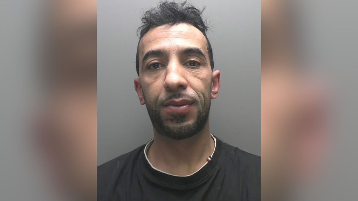 Algierski migrant Sofiane Belasri zaatakował seksualnie.