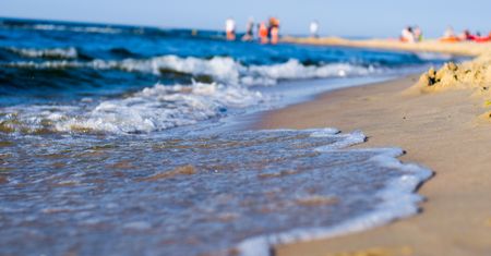 Co się dzieje nad Bałtykiem? Donoszą o tajemniczych paczkach na plaży
