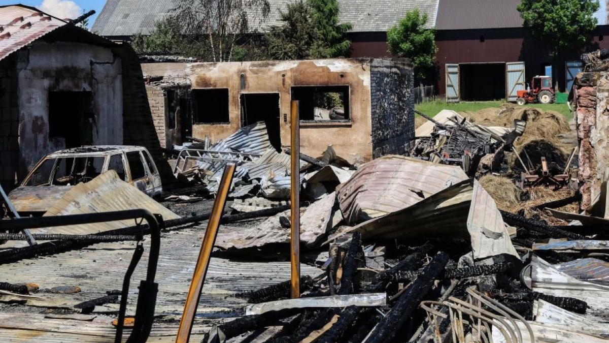 Pożar ogarnął aż kilkadziesiąt posesji w Nowej Białej. Policja ustala, w jaki sposób doszło do pojawienia się ognia