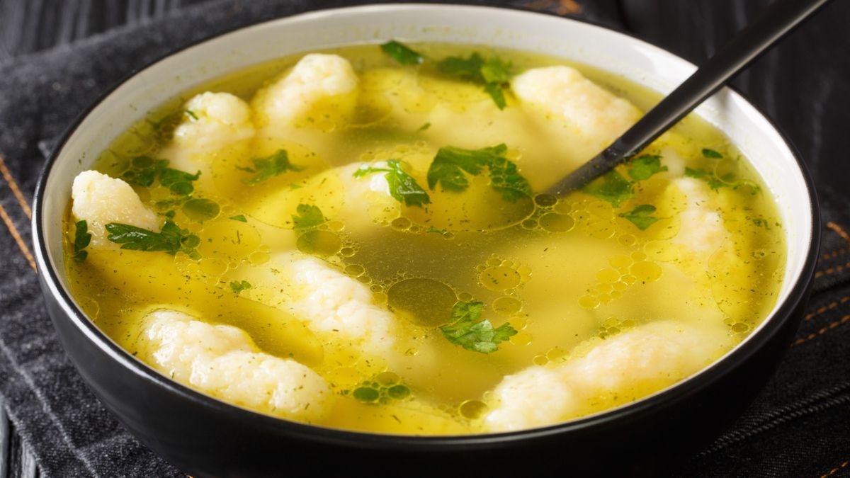 Kluski z kaszy manny w rosole